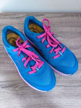 NWOT Keen Women's Blue Athletic Shoes with Pink Laces - size 8W